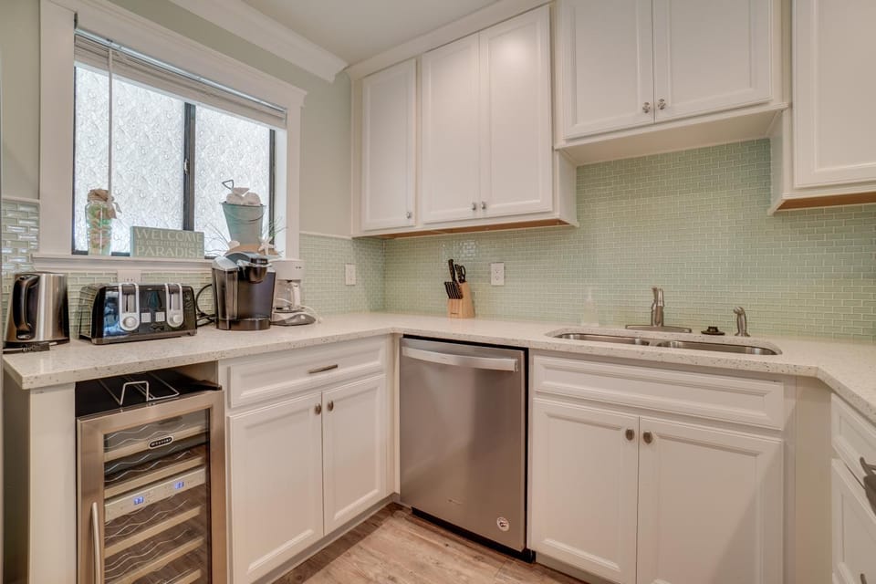 Runaway Bay 201 - New Vacation Rental Fully Refurbished 2018 House in Bradenton Beach