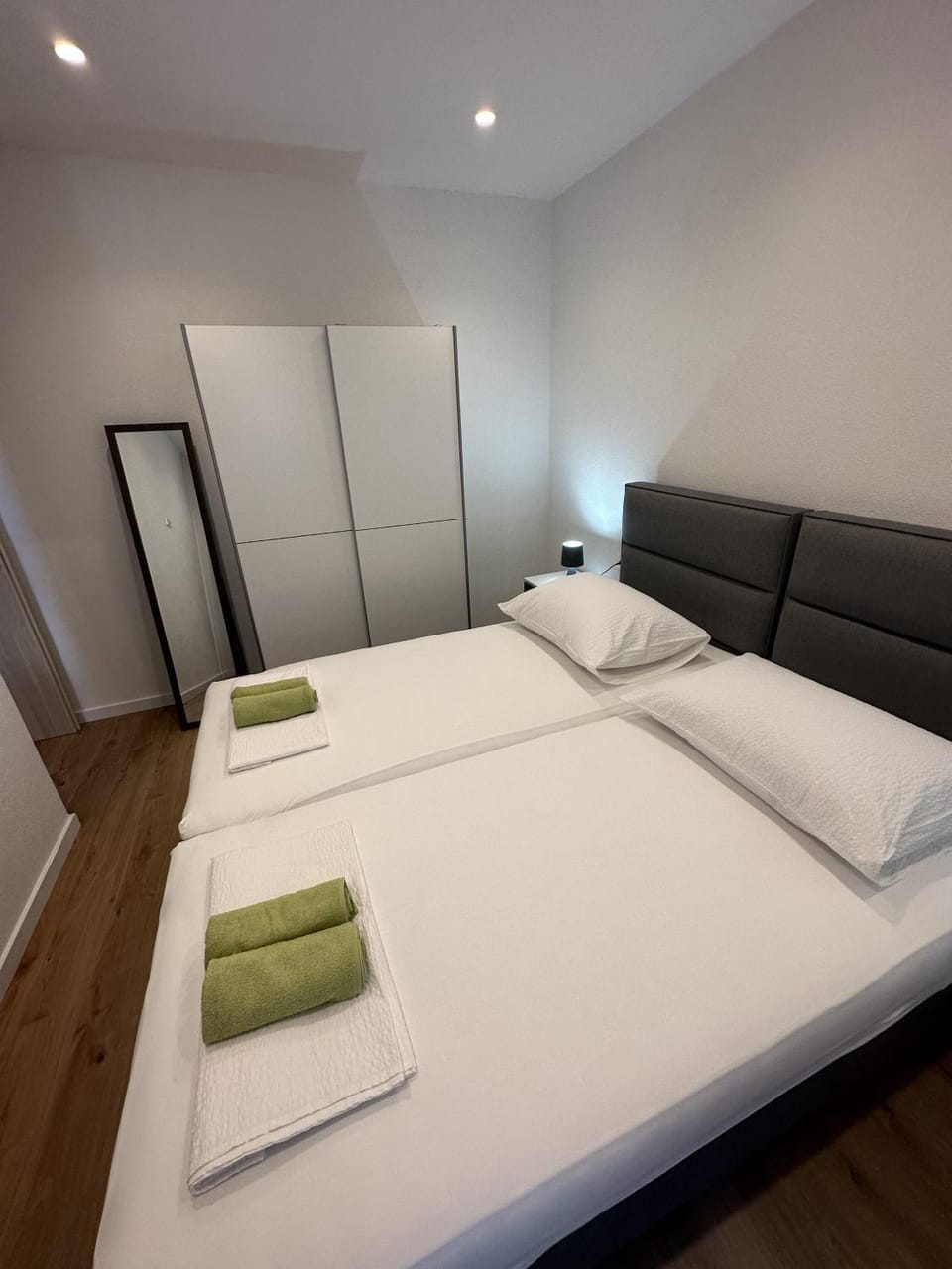 Bed, Bedroom, towels