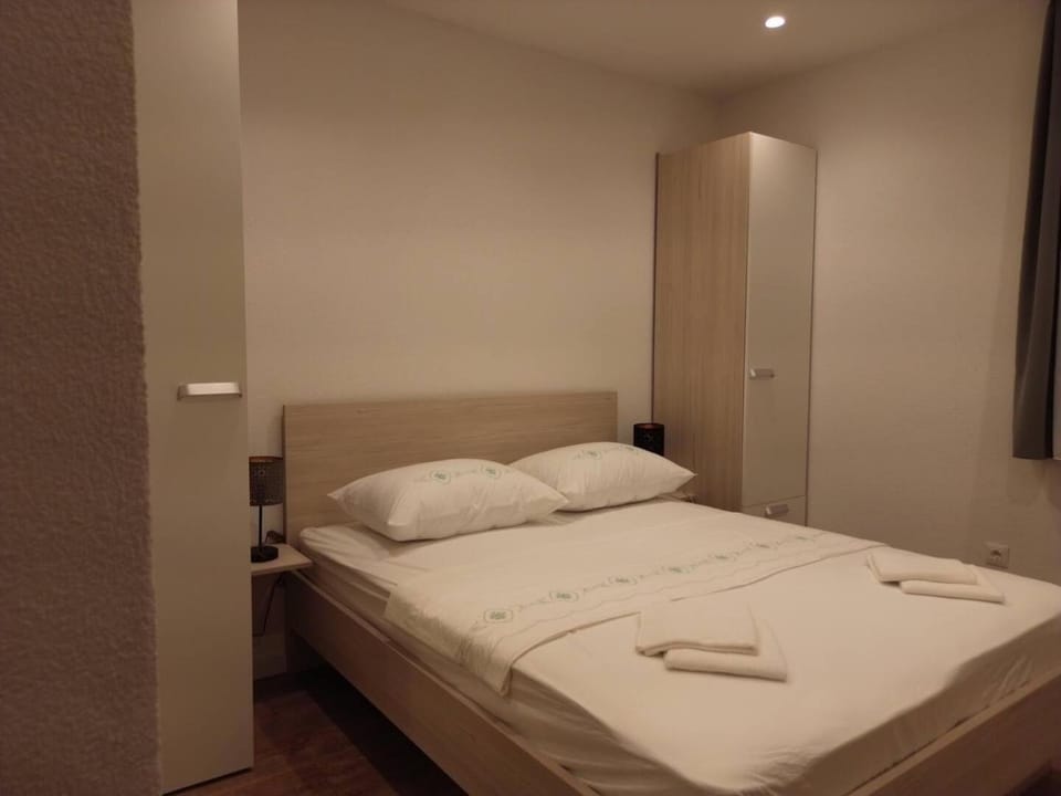 Bed, Bedroom, towels