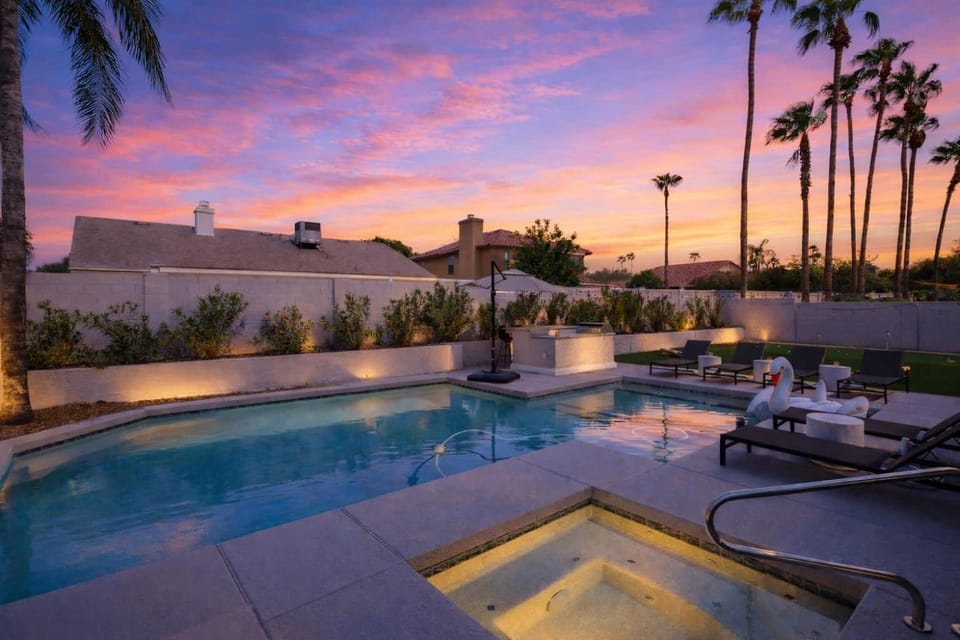 Bohemian Resort-Pool, Spa, Golf, Bar, BBQ, &Games! House in Phoenix
