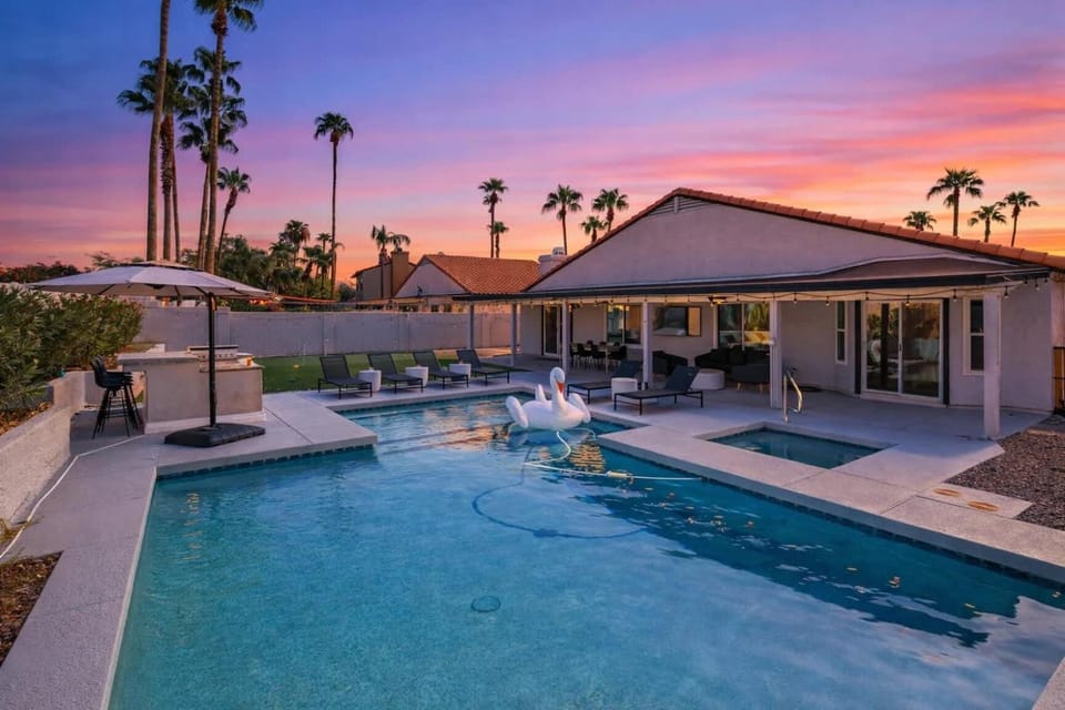 Bohemian Resort-Pool, Spa, Golf, Bar, BBQ, &Games! House in Phoenix