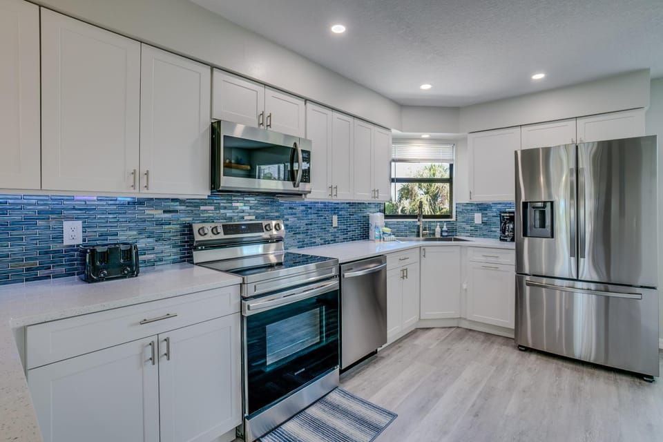 Two Houses from The Beach - Amazing Tropical Sunsets House in Holmes Beach