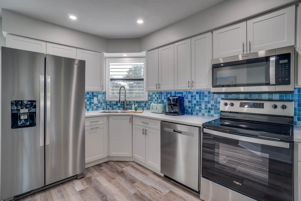 Fully Remodeled Steps to the Beach - Amazing Tropical Sunsets House in Holmes Beach