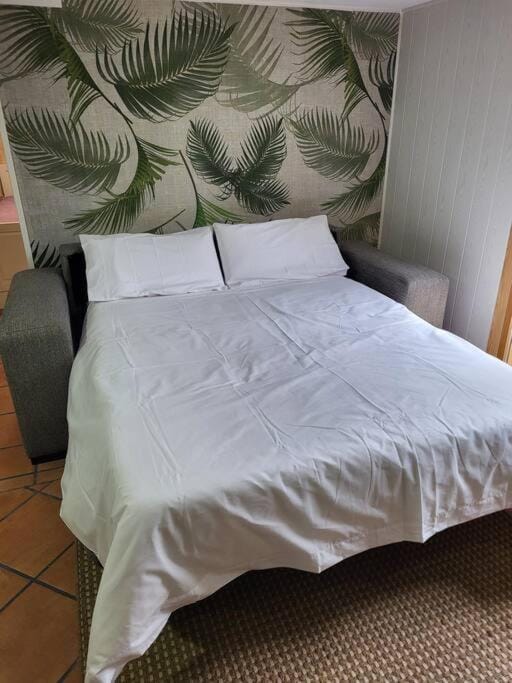 Bed, Lounge or bar