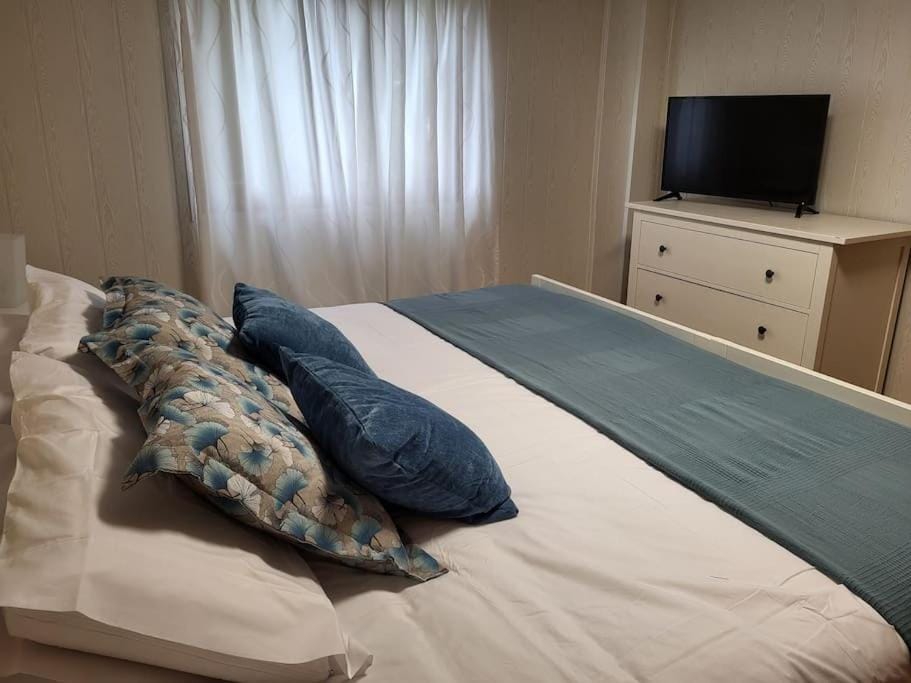 TV and multimedia, Photo of the whole room, Bedroom
