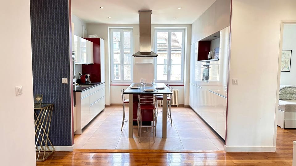 Kitchen or kitchenette, Dining area