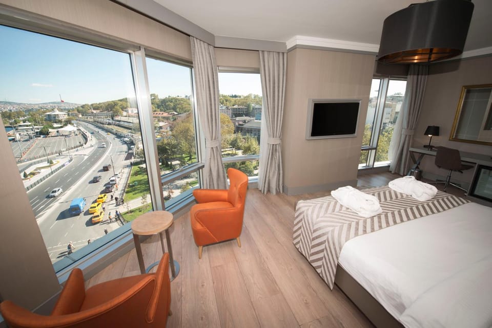 Dining area, Bedroom, City view, Sea view, Street view
