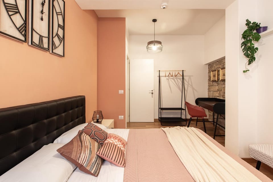 Bed, Photo of the whole room, Seating area, Bedroom