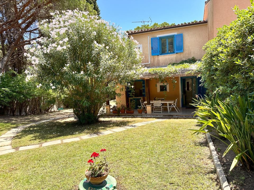 Blue shutters by the beach, Access to private beach House in Sardinia