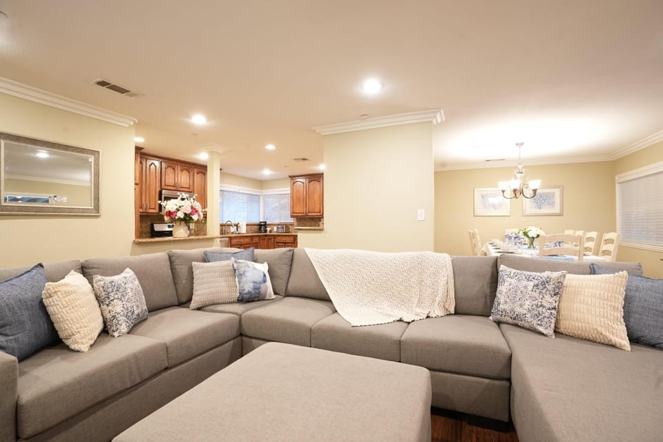 Destination #08 House in Garden Grove