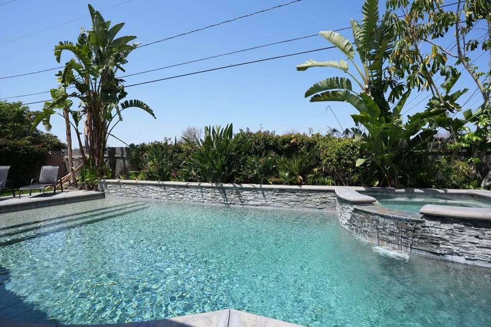 Nostalgic PoolJacuzzi Home: GameRm1.8 Mi 2Disney House in Anaheim