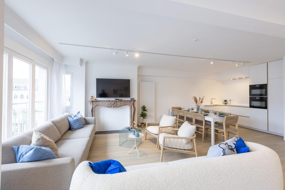 TV and multimedia, Kitchen or kitchenette, Living room, Seating area, Dining area