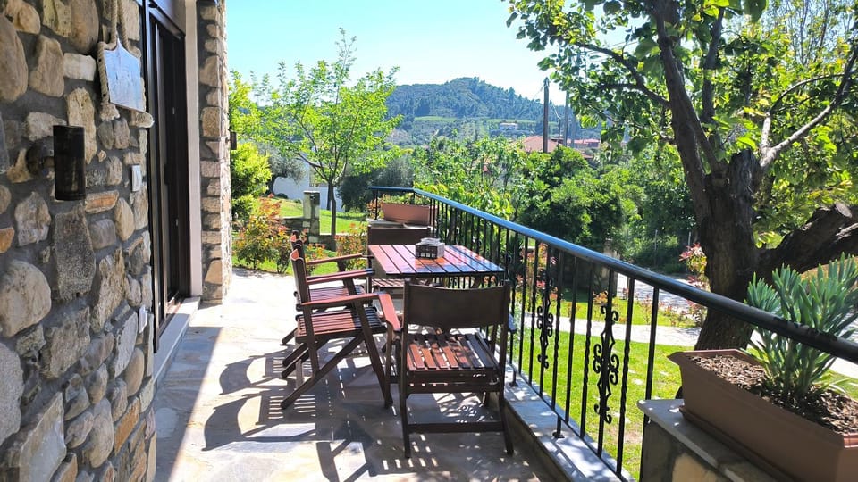 Property building, Garden, Balcony/Terrace, Balcony/Terrace, Mountain view