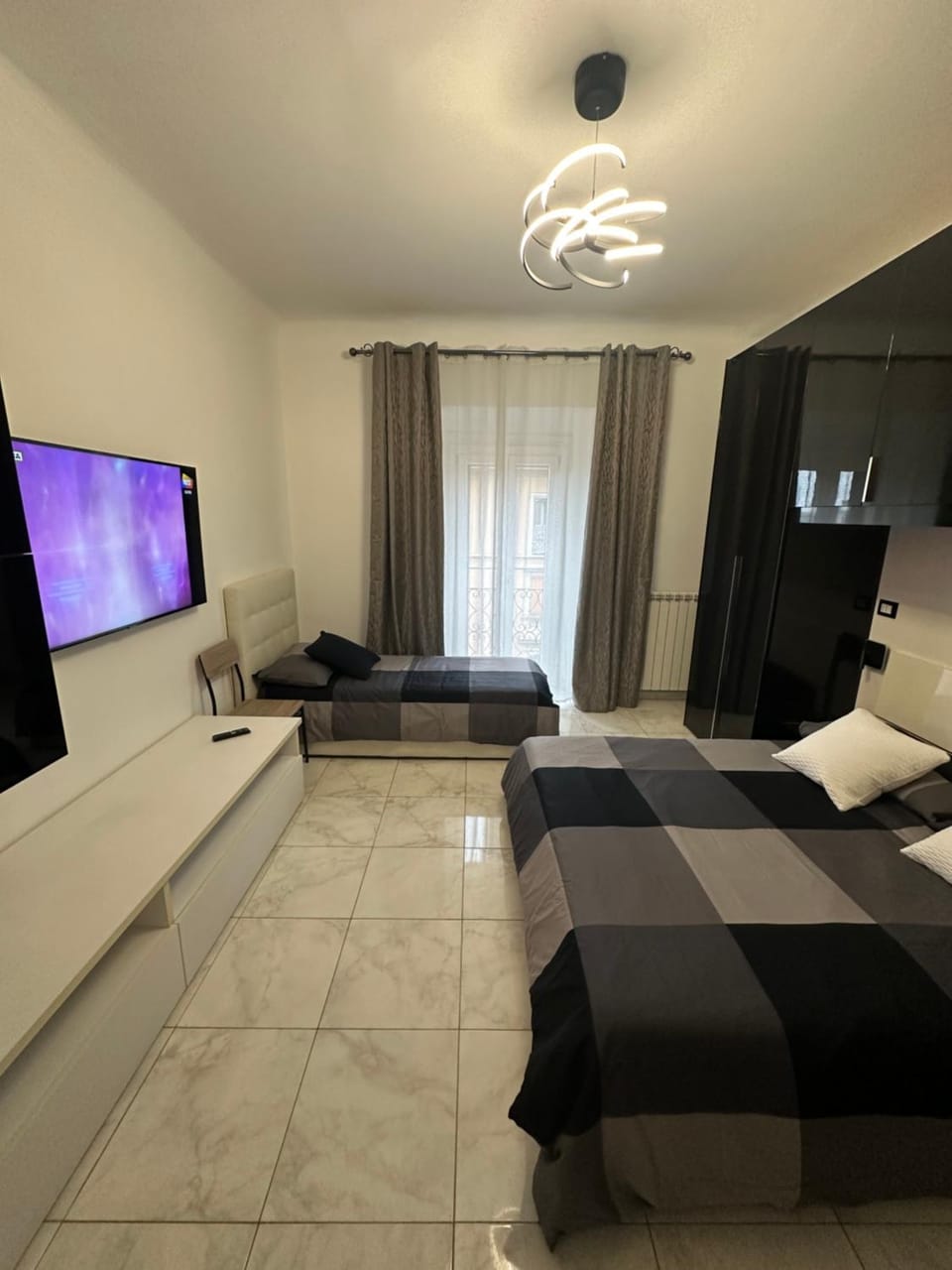 Bed, TV and multimedia, Photo of the whole room, Bedroom