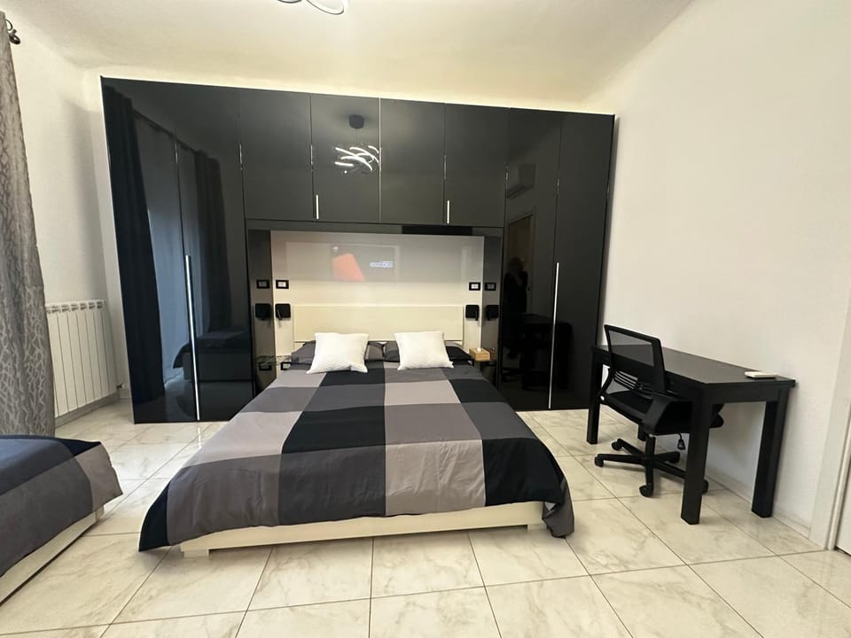 Bed, Photo of the whole room, Bedroom