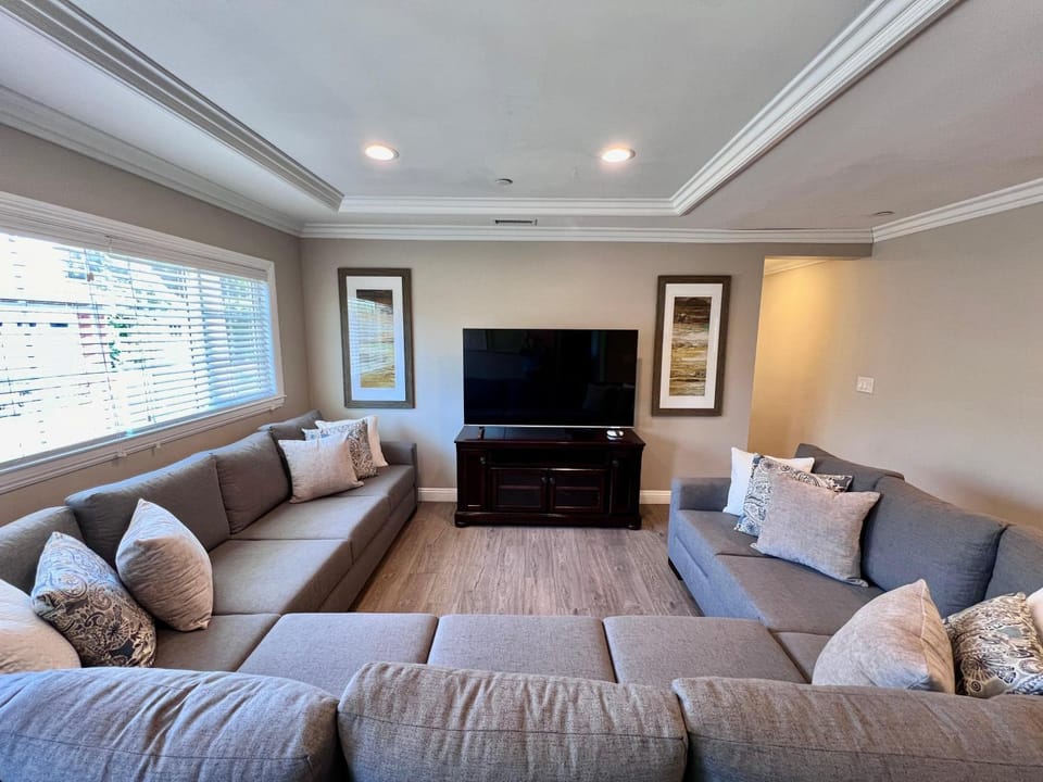 Destination #32 House in Anaheim