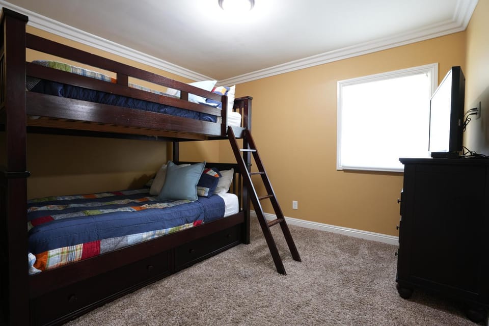 Classy PoolJac Home: 2 Ensuites 34 Mile2Disney House in Anaheim
