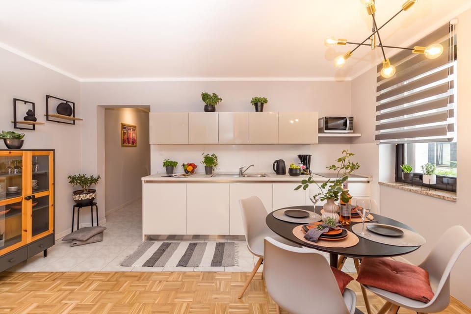 Kitchen or kitchenette, Living room, Seating area, Dining area, minibar, stove