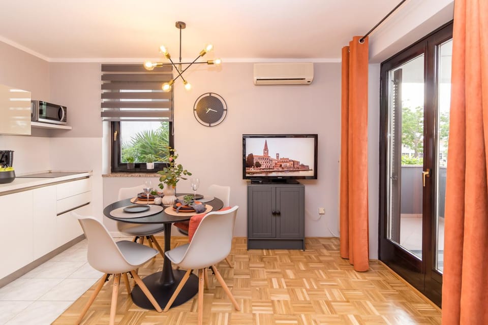 TV and multimedia, Kitchen or kitchenette, Dining area, air conditioner