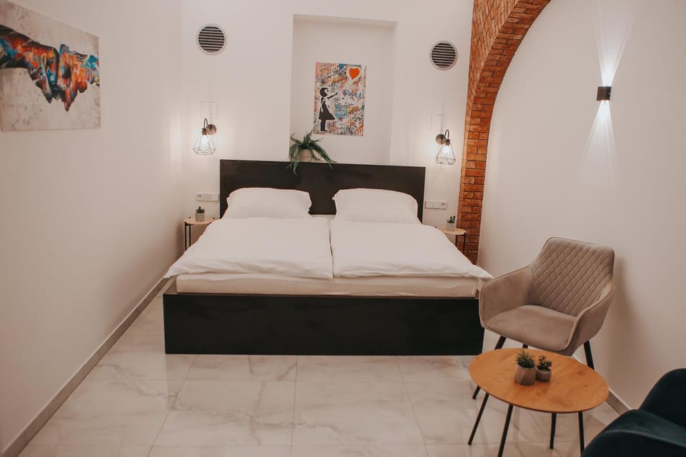 Bed, Seating area, Bedroom