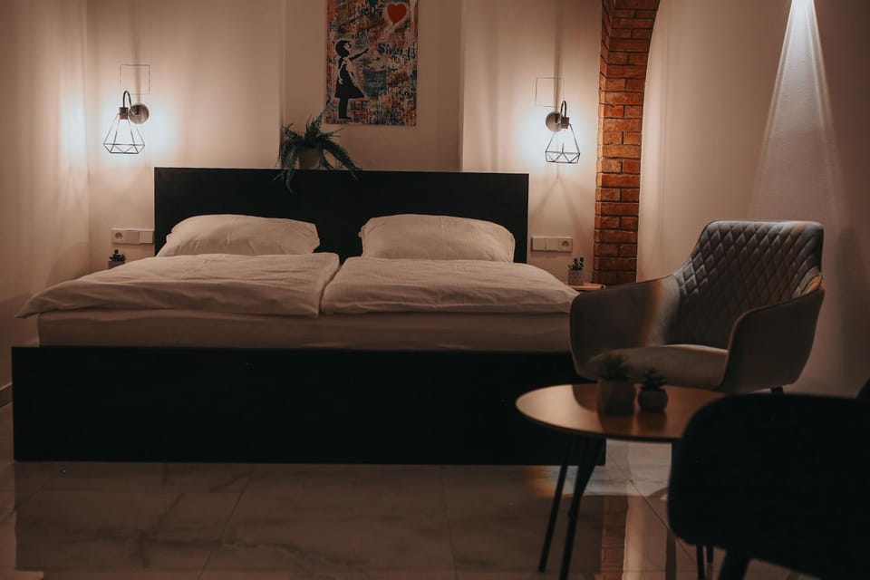 Bed, Seating area, Bedroom
