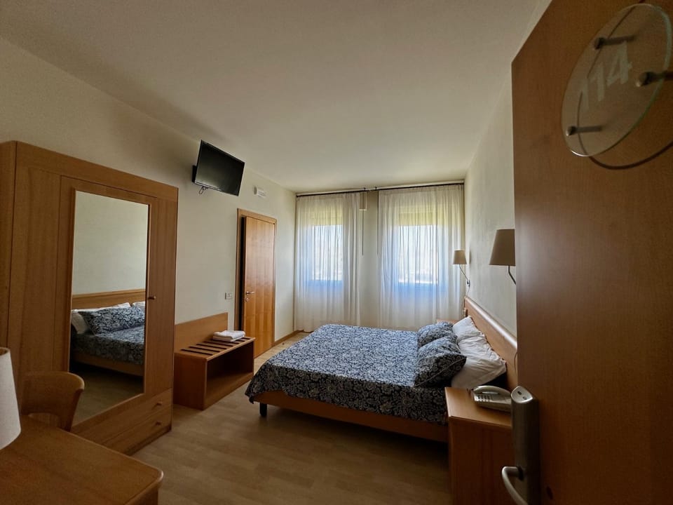 Bed, Photo of the whole room, Bedroom, wardrobe
