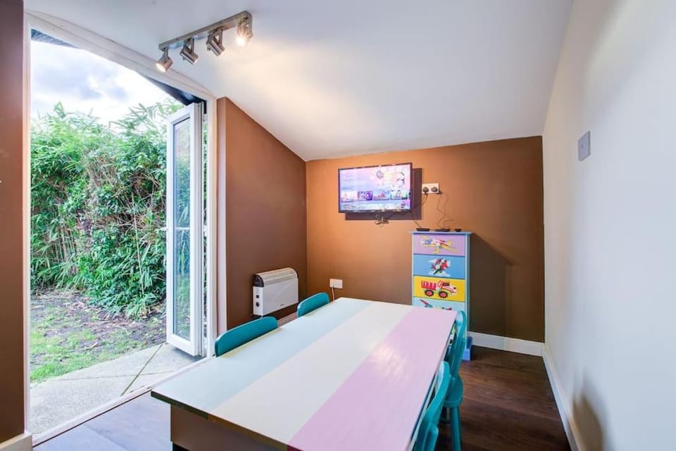 Game Room, children