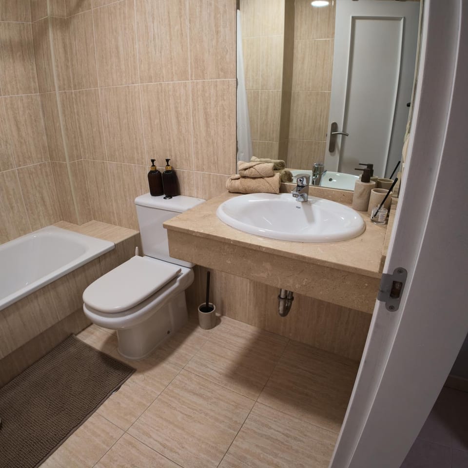Shower, Toilet, Bathroom, Bath, towels