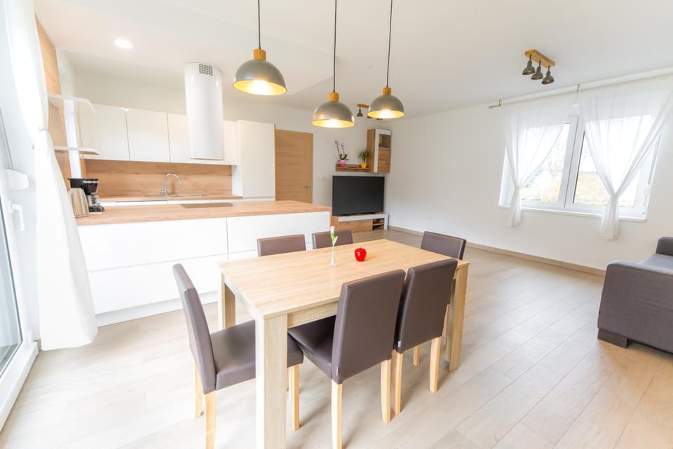 Kitchen or kitchenette, Living room, Photo of the whole room, Seating area, Dining area, pet friendly