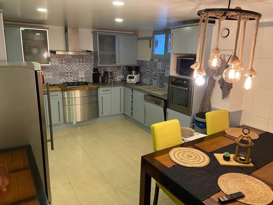 Luxury Ensuite Room at Gates of Paris Apartment in Nogent-sur-Marne