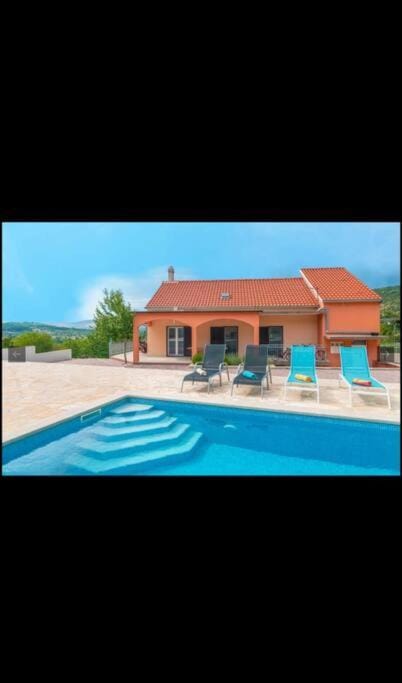 Property building, Swimming pool, sunbed