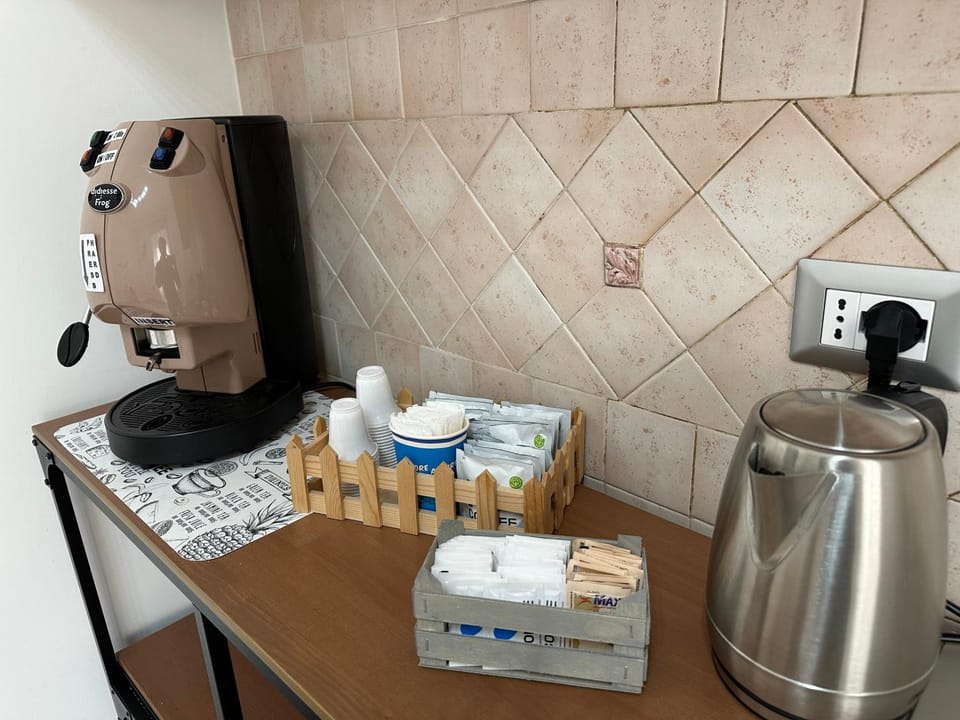 Coffee/tea facilities, Food and drinks, Decorative detail, hair dresser