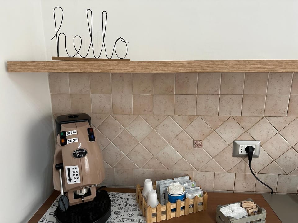 Coffee/tea facilities, Decorative detail, hair dresser