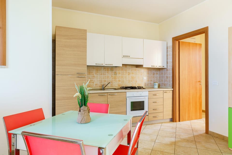 Kitchen or kitchenette, Dining area, oven, stove