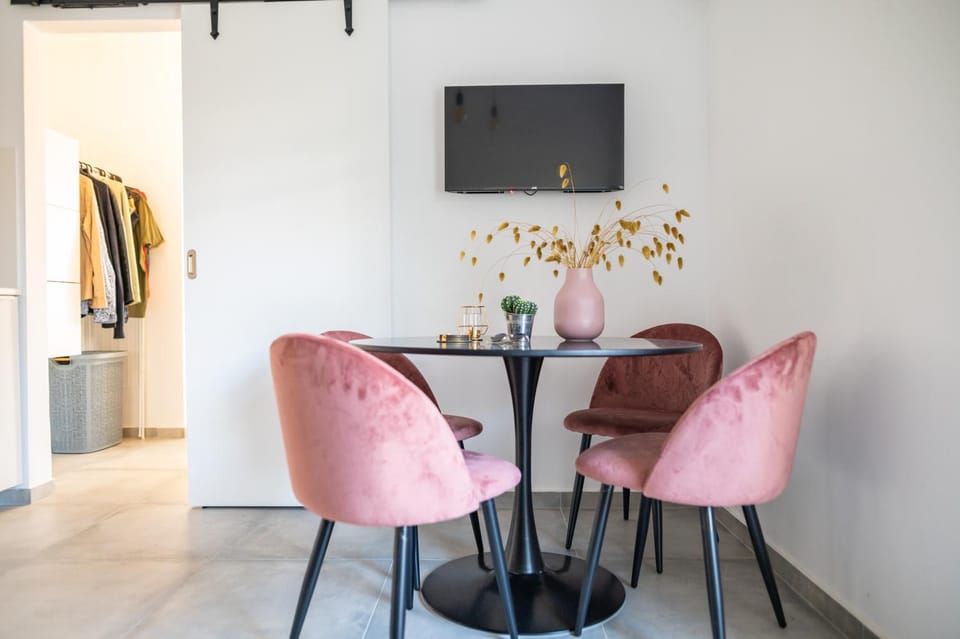 TV and multimedia, Seating area, Dining area