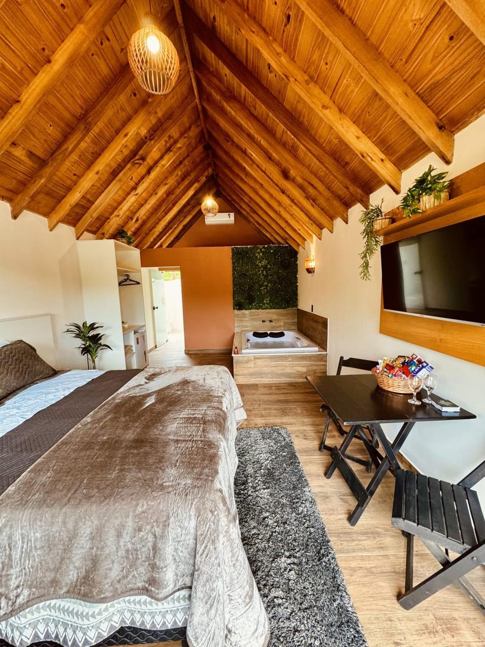 Communal lounge/ TV room, Bed, Hot Tub, TV and multimedia, Photo of the whole room, Bedroom, microwave, oven
