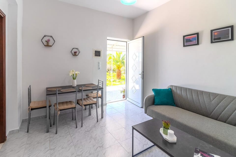 Day, Living room, Seating area, Dining area, Garden view