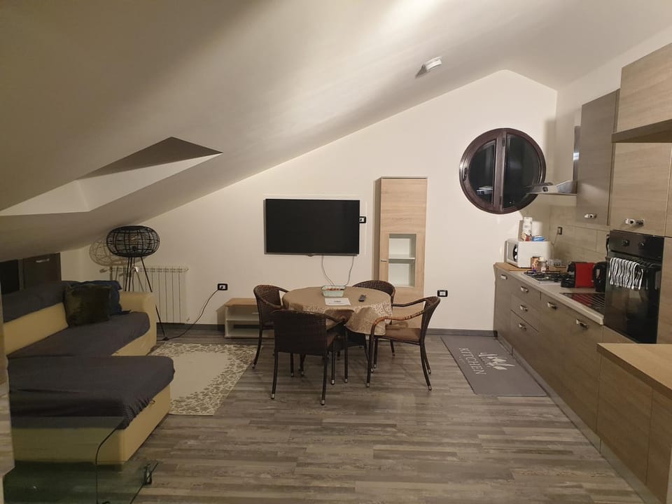 TV and multimedia, Living room, Seating area, Dining area, Evening entertainment