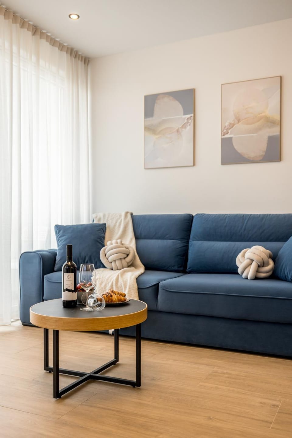 Living room, Food and drinks, Seating area