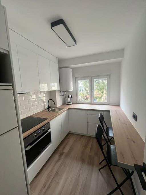 Kitchen or kitchenette, Dining area, dishwasher, minibar, pet friendly, stove