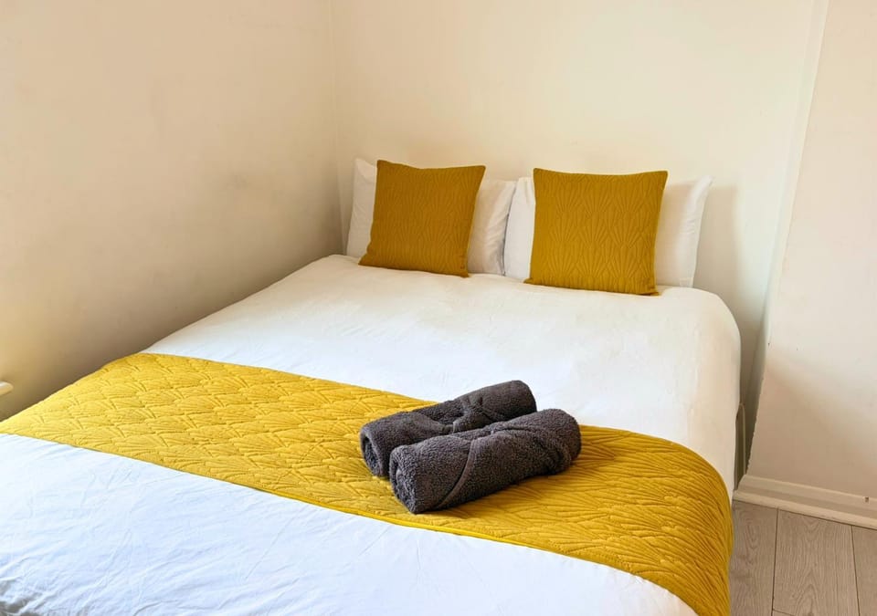 Bed, Bedroom, towels