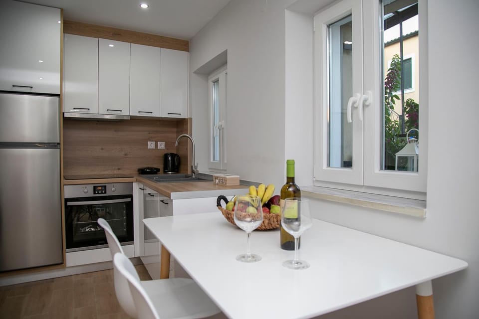 Kitchen or kitchenette, Dining area, pet friendly