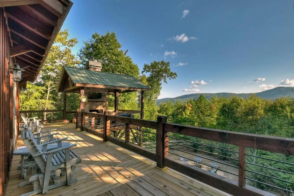 Chalet Blue Ridge Panoramic Views Hot Tub House in Blue Ridge