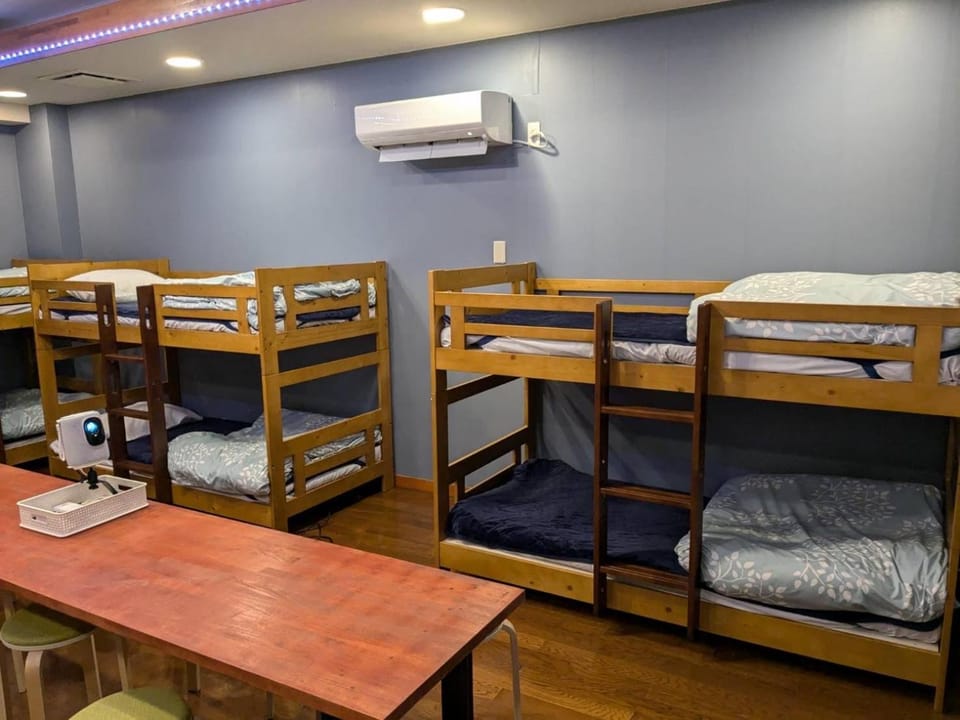 Bed, Photo of the whole room, bunk bed, air conditioner