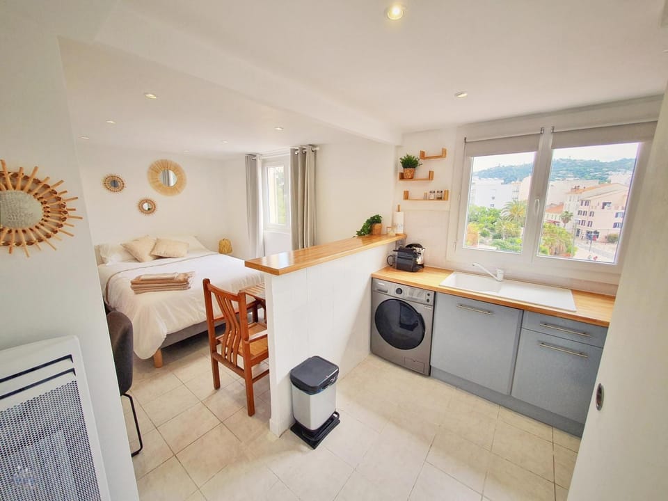 Bed, Kitchen or kitchenette, washing machine