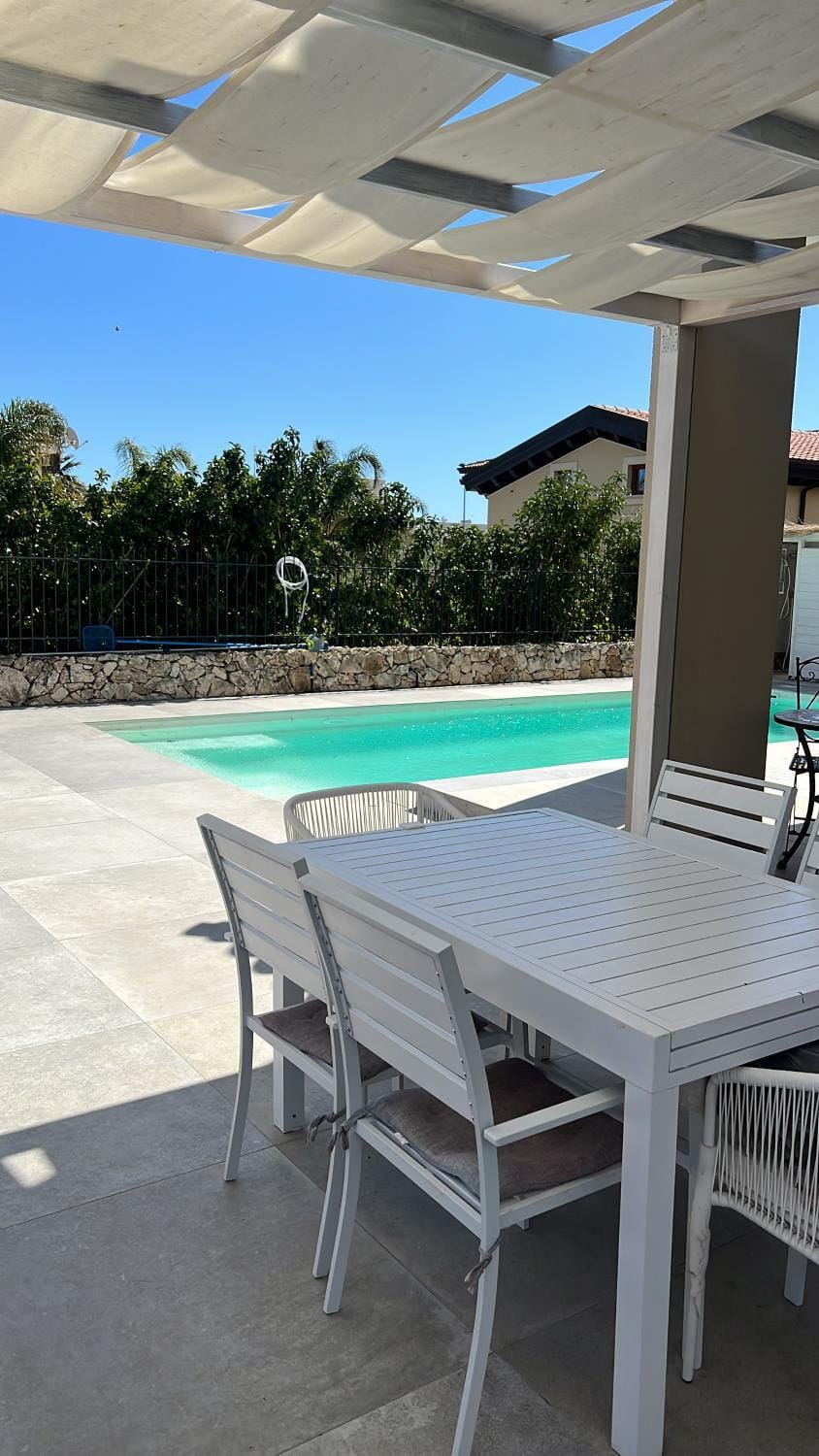 Day, Dining area, Pool view, Swimming pool