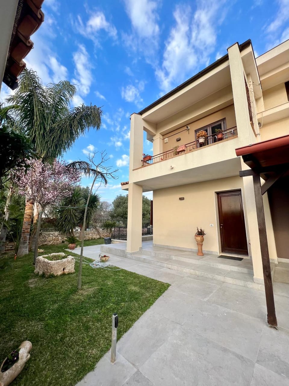 Property building, Facade/entrance, Day, Garden, Garden view