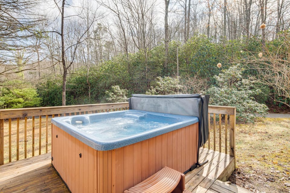 Peaceful Hendersonville Cabin - Hot Tub & Fire Pit Cabin in Tennessee
