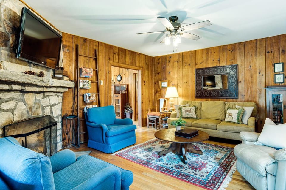 Peaceful Hendersonville Cabin - Hot Tub & Fire Pit Cabin in Tennessee