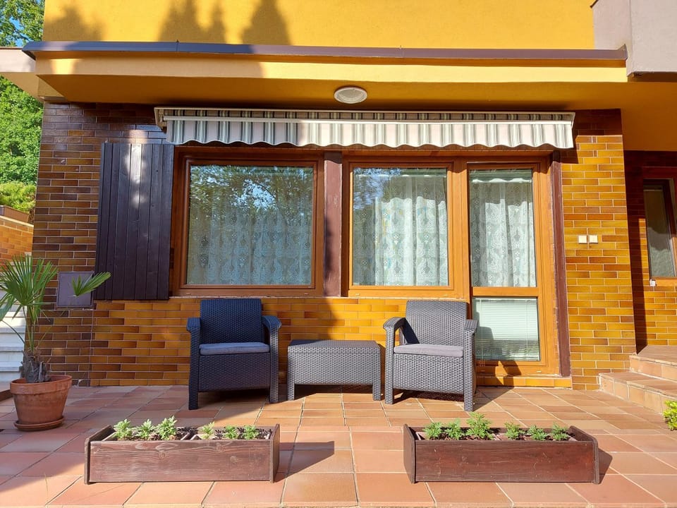 Property building, Day, Balcony/Terrace, Seating area